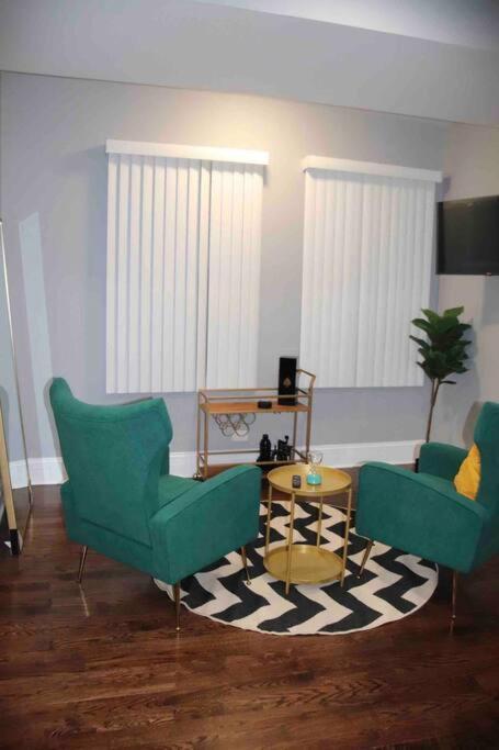 Upscale Apartment Westside Of Chicago Exterior photo