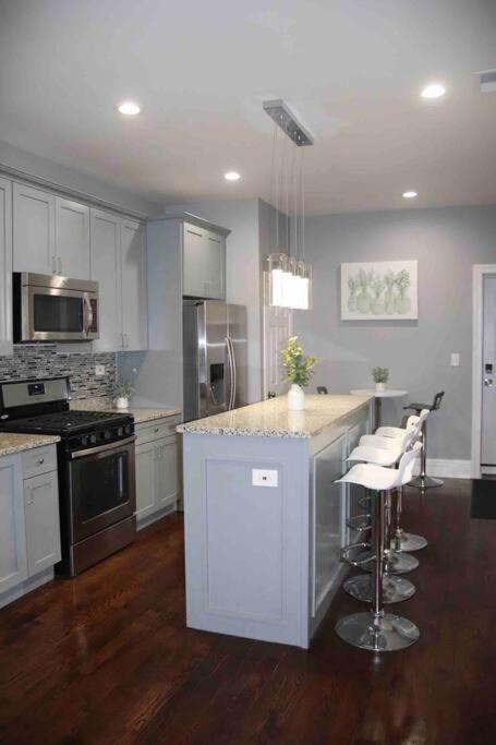 Upscale Apartment Westside Of Chicago Exterior photo