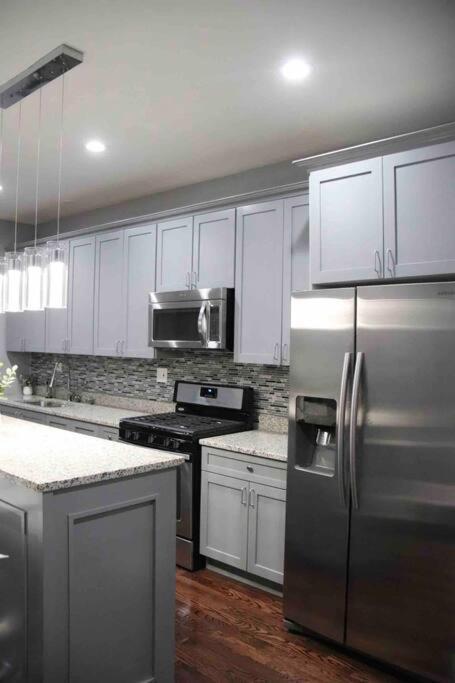 Upscale Apartment Westside Of Chicago Exterior photo
