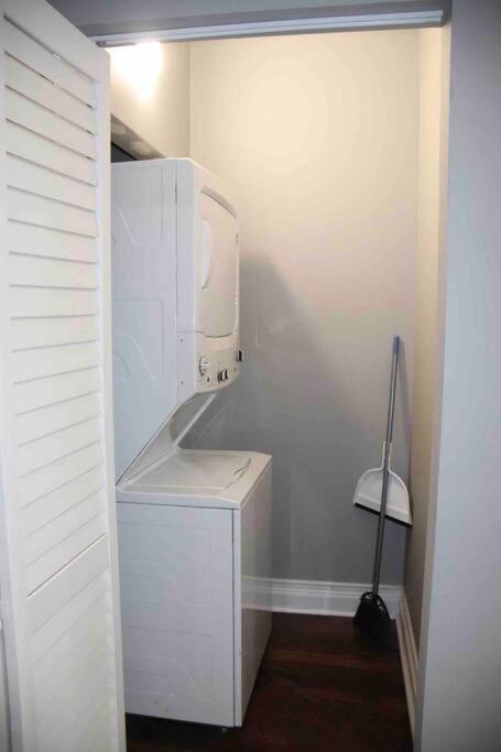 Upscale Apartment Westside Of Chicago Exterior photo